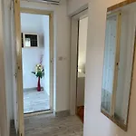 Mia פורץ